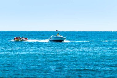 Hız tekne su spor çörek sürüş deneyimi, şişme çörek Albufeira, Algarve Portekiz kıyılarında çekti insanlarda