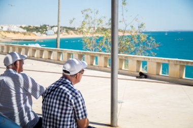 Yaşlı insanlar Albufeira bakış açısı, oturmak ve izlerken Algarvian deniz