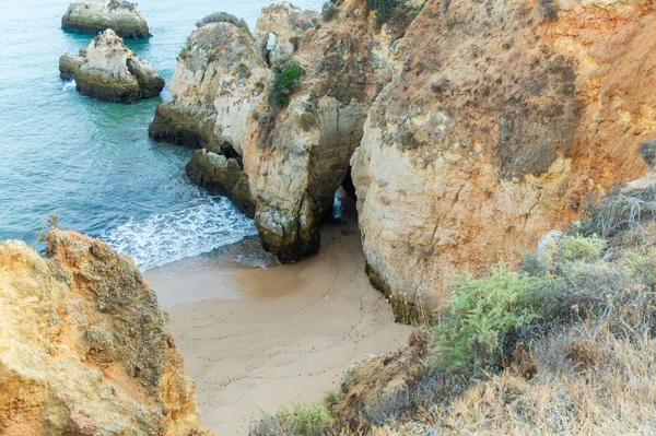 라고스, Algarve, 포르투갈에서 작은 원격 해변. 석회암 벽 사이 숨겨진된 비밀의 해변. 사람들이 해변을 방문 하는 노란색 카약 — 스톡 사진