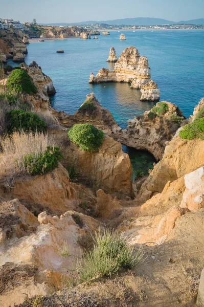 Einzigartige orangefarbene Sandstein- und Kalksteinlandschaft von Lagos, Algarve, Portugal — Stockfoto