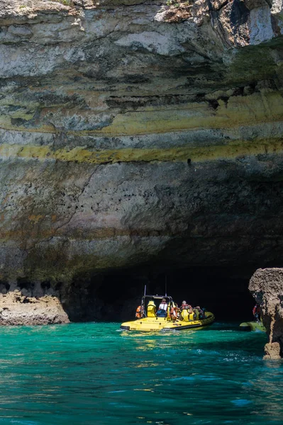 Jaskinia odwiedzasz, oglądania łodzi doświadczenie hotelu Benagil beach, Algarve, Portugalia, Europa — Zdjęcie stockowe