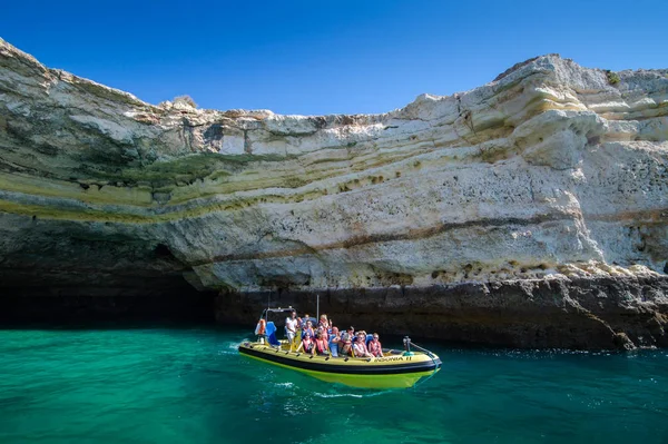 Jaskinia odwiedzasz, oglądania łodzi doświadczenie hotelu Benagil beach, Algarve, Portugalia, Europa — Zdjęcie stockowe