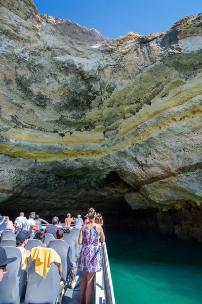 Jaskinia odwiedzasz, oglądania łodzi doświadczenie hotelu Benagil beach, Algarve, Portugalia, Europa — Zdjęcie stockowe