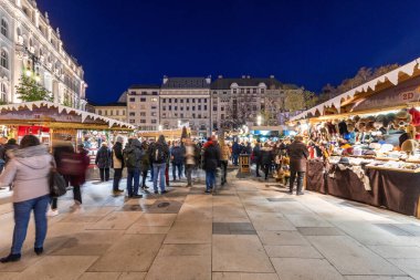 Budapeşte, Macaristan - 30 Kasım 2019: İnsanlar Vorosmarty Meydanı sokaklarında Noel alışveriş fuarı pazarında tatil sezonunda.