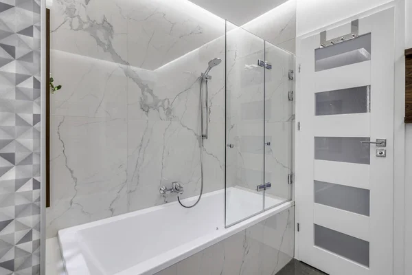 Budapest Hungary April 2019 Luxurious White Marble Bathroom Airbnb Accommodation Zdjęcia Stockowe bez tantiem