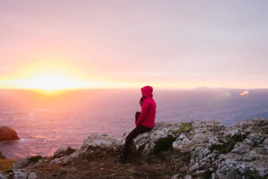Martin 's Haven' da kayalıklarda oturmuş gün batımını St. Arka planda Brides Körfezi - Pembrokeshire, Batı Galler.