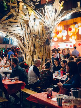 Cardiff, Galler - 8 Nisan 2017: Cardiff 'teki depo, Birleşik Krallık' taki İspanyol gıda festivali için insanlarla dolu