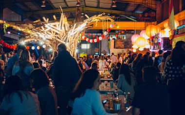 Cardiff, Galler - 8 Nisan 2017: Cardiff 'teki depo İspanyol gıda festivali için insanlarla dolu, Birleşik Krallık