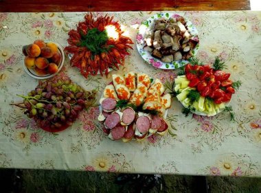 Çok güzel dekore edilmiş bir masa, güzel yemekler.