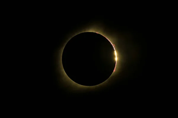 Eclipse solar total com contas de Bailey e proeminência — Fotografia de Stock