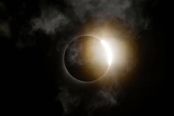 Total Solar Eclipse diamantový prsten s mraky — Stock fotografie