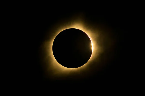 Eclipse solar total com contas de Bailey e proeminência — Fotografia de Stock