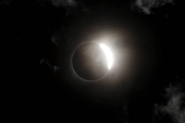 Teljes napfogyatkozás gyémánt gyűrű, felhők — Stock Fotó
