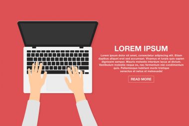 Laptop ile çalışan adam. İş veya serbest çalışma alanı tasarım konsepti. Geliştirici, web tasarımcısı veya bilgisayarı kullanan analisti. Üstten Görünüm içinde laptop ellerde
