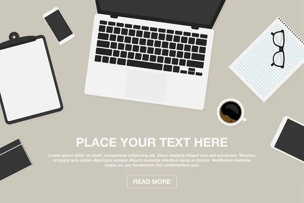 Espaço de trabalho na vista superior. Conceito de design de local de trabalho empresarial ou freelancer. Laptop e smartphone, xícara de café, óculos com notebook e área de transferência em branco —  Vetores de Stock