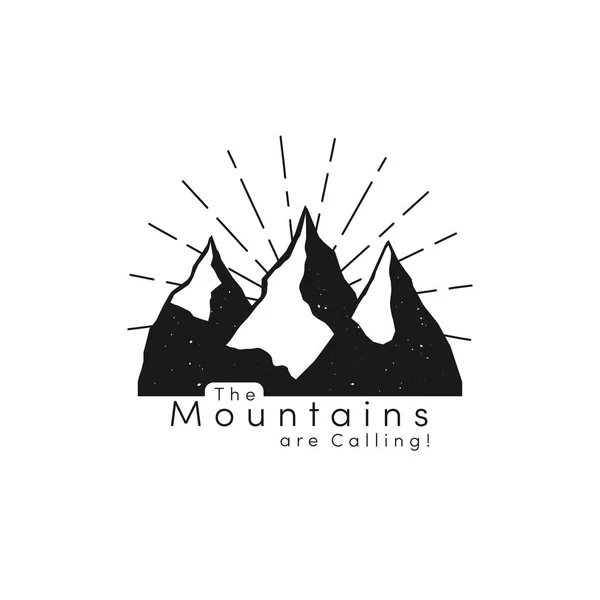 Logotipo de montaña con tapas de hielo de nieve y rayos de sol retro en estilo hipster. Picos de montaña, concepto de turismo, senderismo — Vector de stock