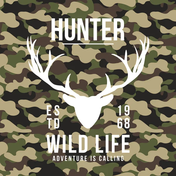 Diseño de camiseta estilo caza con cuernos de ciervo sobre fondo de camuflaje. Camiseta gráfica — Vector de stock