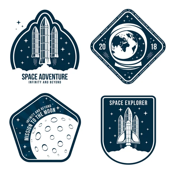 Distintivos espaciais com capacete de astronauta, lançamento de foguetes e lua. Conjunto de etiqueta de astronauta vintage ou patch para bordados no conceito espacial. T-shirt gráfico, emblema e design de logotipo — Vetor de Stock