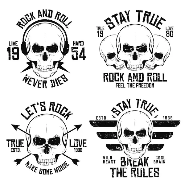 Rock and Roll T-Shirt Grafik mit Totenköpfen, Flügeln, Pfeilen und Kopfhörern. Rockmusik-Slogan für T-Shirt-Druck und Poster. Vintage Totenköpfe mit Grunge-Textur — Stockvektor
