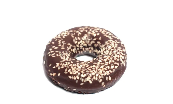 Donut de chocolate nas costas brancas — Fotografia de Stock