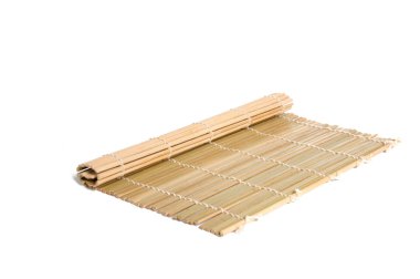 Bambu hasır üzerinde beyaz izole 