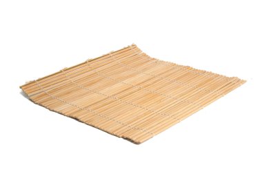 Bambu hasır üzerinde beyaz izole 