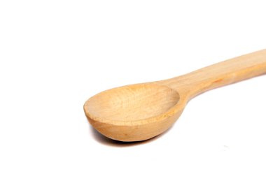 Tahta kaşık beyaz kaşık üzerinde izole edilmiş.