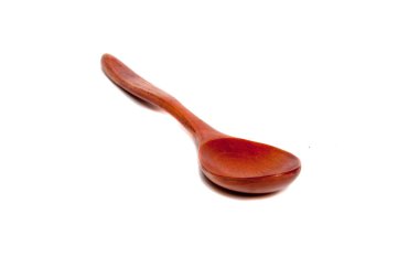 Tahta kaşık beyaz kaşık üzerinde izole edilmiş.
