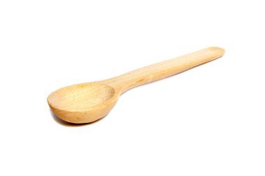 Tahta kaşık beyaz kaşık üzerinde izole edilmiş.