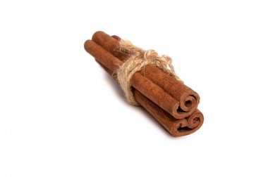 Aromatik tarçın beyaz izole
