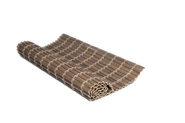 Bambu hasır üzerinde beyaz izole