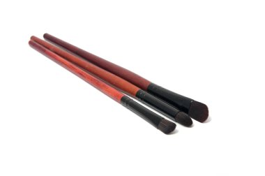 Makyaj için fırça üzerinde beyaz izole