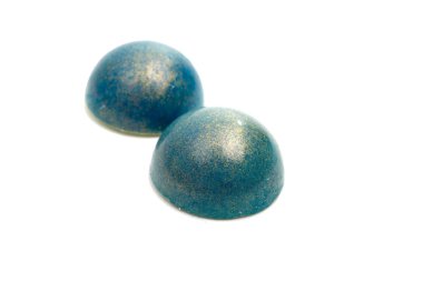 üzerinde beyaz izole özel koleksiyon çikolata tatlılar