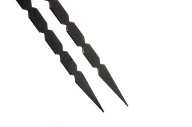 üzerinde beyaz izole kömür tonges