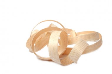 Talaş veya ahşap kesimler üzerinde beyaz izole