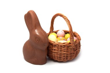 Çikolata tavşan sepet üzerinde beyaz izole ile