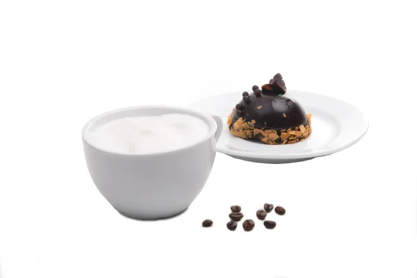 Белая Чашка Капучино Шоколадным Тортом Белом Фоне — стоковое фото