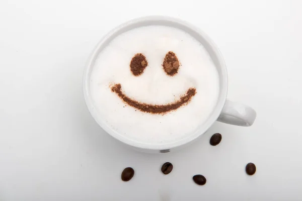 Cangkir Putih Cappuccino Dengan Senyum Kayu Manis Latar Belakang Putih — Stok Foto