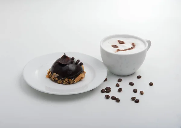 Tazza Bianca Cappuccino Con Torta Cioccolato Sullo Sfondo Bianco — Foto Stock