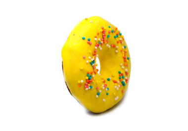 Beyaz arka plan üzerinde izole sarı çörek