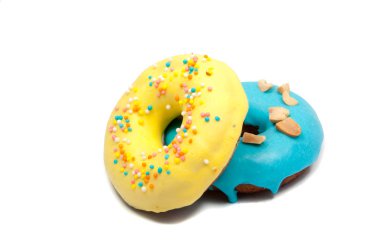 Çikolata özel tatlı iki çörek üzerinde beyaz izole