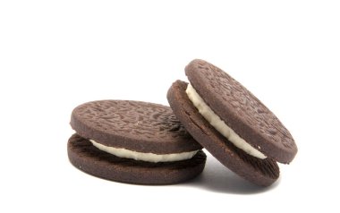 Sandviç siyah çerezleri üzerinde beyaz izole