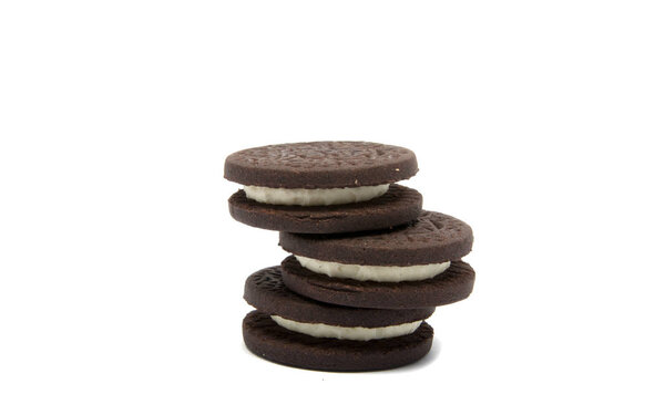 Сэндвич черное печенье изолированы на белом
