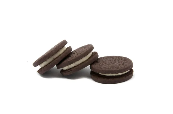 Biscoitos Pretos Sanduíche Isolado Branco — Fotografia de Stock