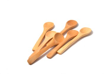 Tahta kaşıklar üzerinde beyaz izole
