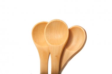 Tahta kaşıklar üzerinde beyaz izole