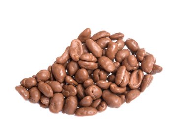 Çikolata üzerinde beyaz izole içinde fındık