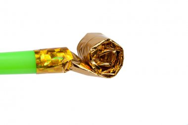 Beyaz arka plan üzerinde parti folyo düdük