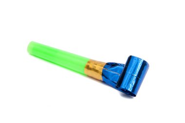 Beyaz arka plan üzerinde parti folyo düdük