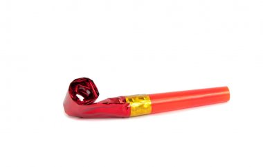 Beyaz arka plan üzerinde parti folyo düdük